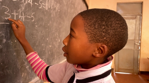 Neues Schulprojekt in Tansania: Josef an der Schultafel